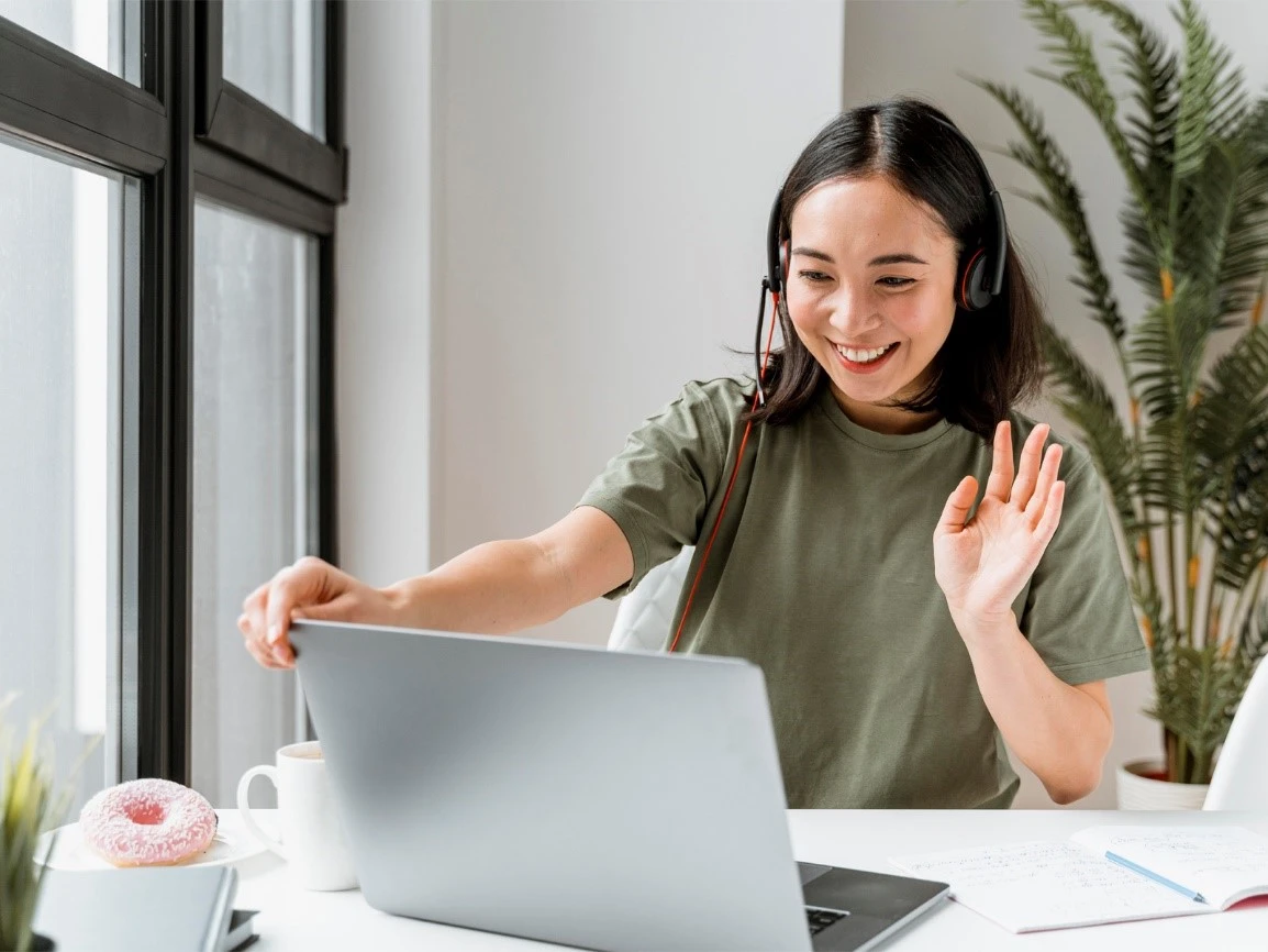 Pessoa pesquisando no computador por atendimento psicológico gratuito, representando a busca por ajuda acessível